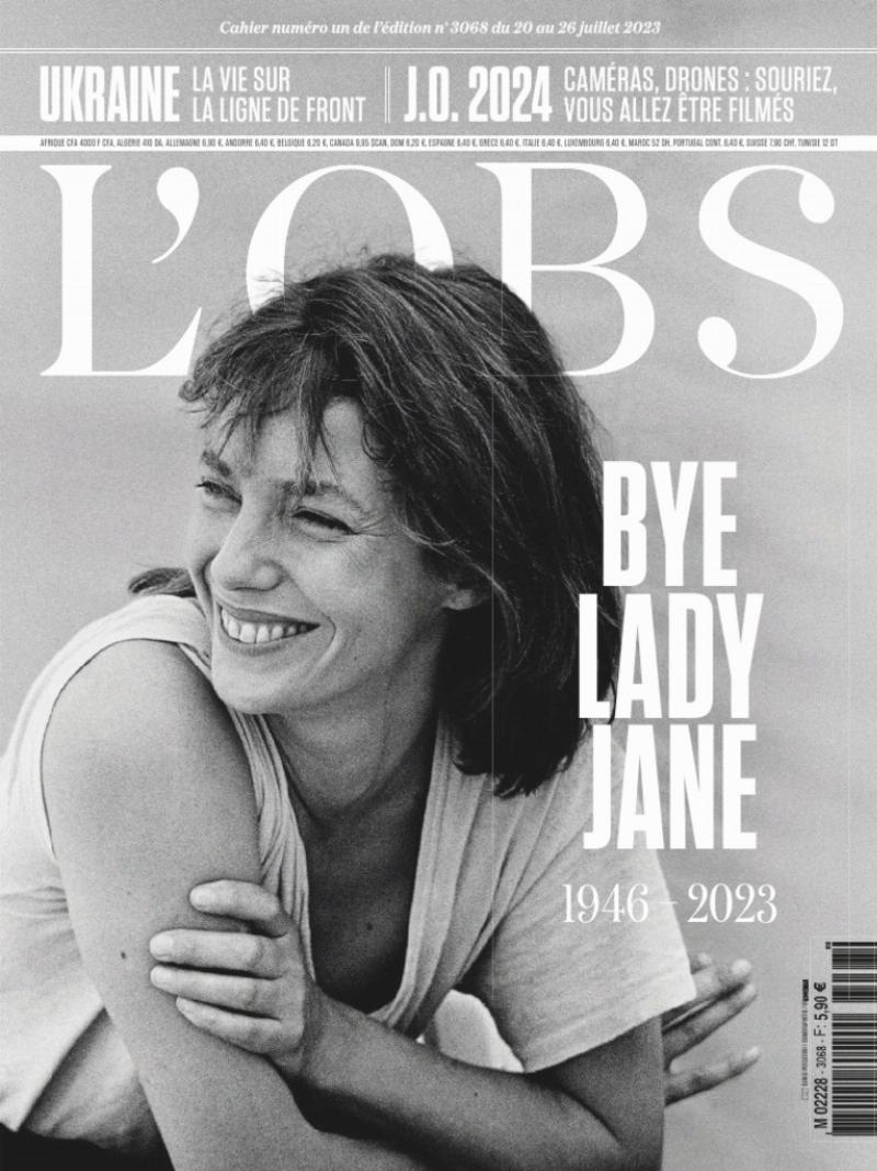 Une sculpture monumentale du gorille de Richard Orlinski, rappelant King Kong, placée dans un environnement urbain vibrant, captivant l'attention du public.